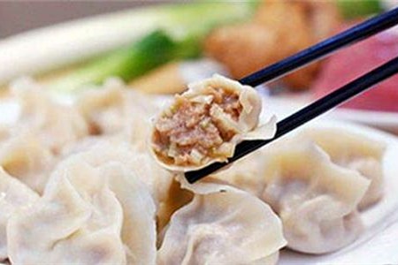 牛肉馅饺子怎么调馅(搭配芹菜去腥是最好吃的牛肉馅饺子)